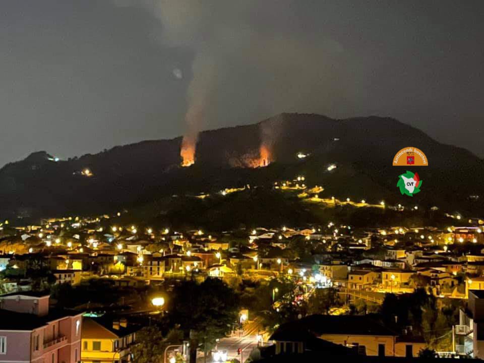 Immagine Incendio boschivo nella notte a Massa. In azione due elicotteri regionali e un Canadair